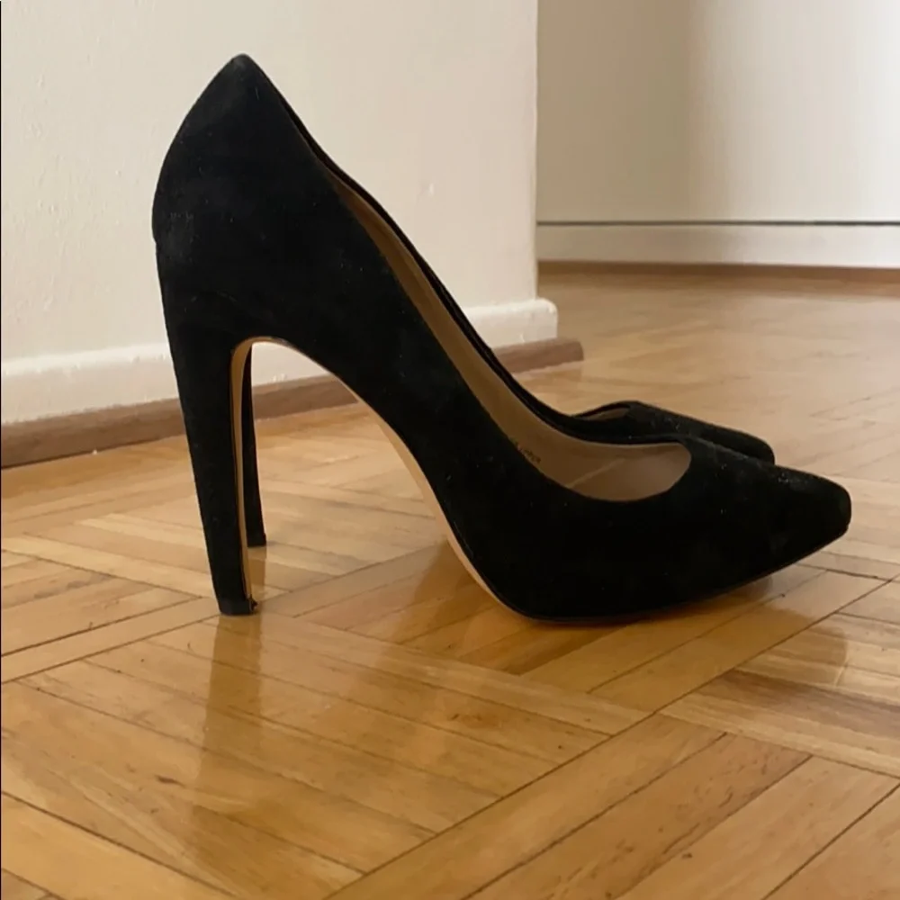 Via Spiga Classic Black Heels - Picture 2 of 12